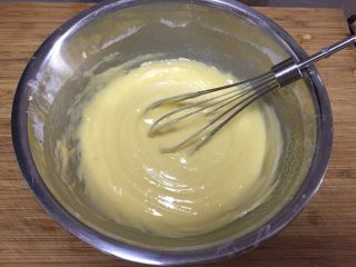 4、基础玛德琳,加入融化的黄油，顺时针拌匀