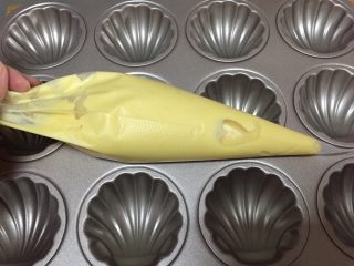 5、基础玛德琳,做好的面糊装入裱花袋