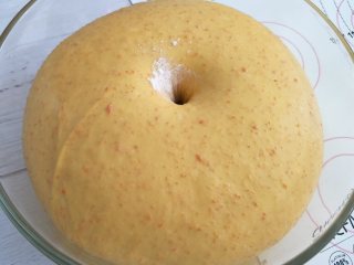 4、胡萝卜热狗面包,做营养美味早餐,判断状态是,手指沾粉戳洞,不塌陷,也不会很快回缩即可