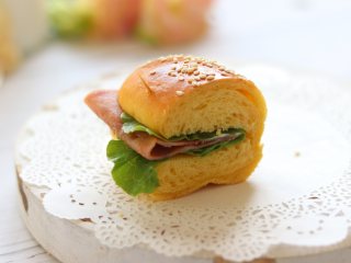 15、胡萝卜热狗面包,做营养美味早餐,软软的面包,淡淡的胡萝卜味,很美味