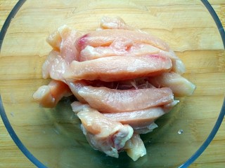 3、奶香鸡柳（烤箱版）,切好的鸡胸肉放入预先准备好的空碗中