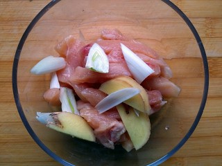 4、奶香鸡柳（烤箱版）,放入切好的葱、姜片