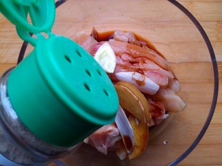 7、奶香鸡柳（烤箱版）,加适量胡椒粉