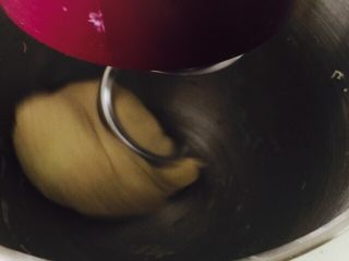 2、黑椒土豆小面包,和面5分钟关机放黄油