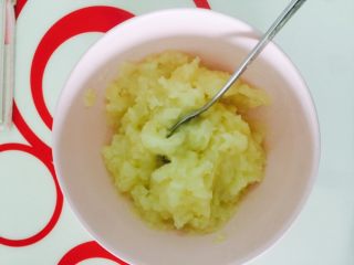 8、黑椒土豆小面包,土豆蒸好后捣烂，成为土豆泥