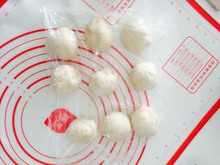 12、黑椒土豆小面包,面团一发完成后直接用厨师机搅拌几下排气，然后分成9个小面团，保鲜膜盖着防止被风干