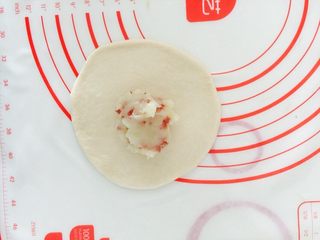 14、黑椒土豆小面包,放38g左右的土豆泥馅进去，不要超过40g一个噢～不然很难收口