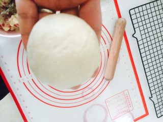 16、黑椒土豆小面包,稍微滚圆一下，这样会更好看噢