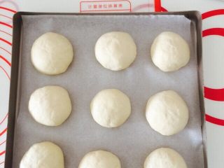 17、黑椒土豆小面包,用上面的方法把剩下的8个面团包好，间隔均匀的排放好