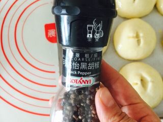 22、黑椒土豆小面包,研磨黑椒粒