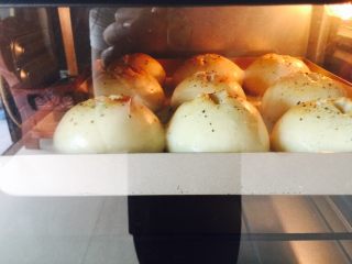 24、黑椒土豆小面包,预热完后180度中层18分钟，各家的烤箱不一，脾气也不一，所以这个要根据自家烤箱来定量时间，我用的是长蒂32寸的烤箱。脾气比较大。