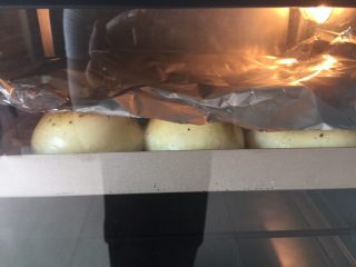 25、黑椒土豆小面包,表面变金黄的时候盖一层锡纸，以防出现顶部烤焦而里面没熟的情况