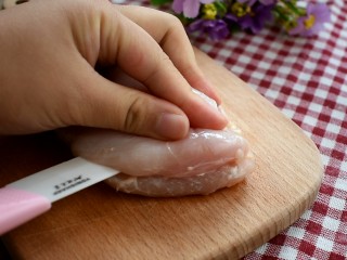 1、香酥鸡排,将鸡胸肉洗干净,从中间片开