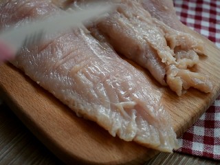 2、香酥鸡排,用刀背或者松肉锤将鸡肉敲散