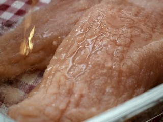 4、香酥鸡排,淋入一勺料酒