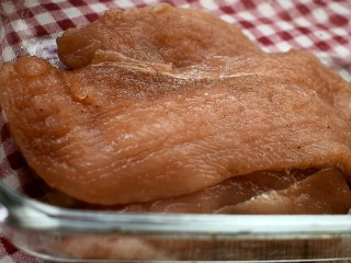 7、香酥鸡排,用手抓匀使其更好的入味儿,腌制半小时