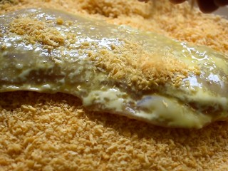 10、香酥鸡排,最后裹上面包糠,就等待炸啦