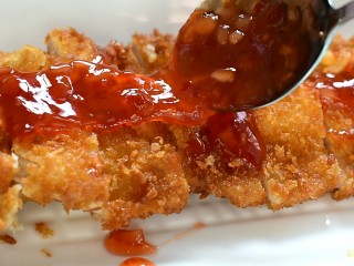 15、香酥鸡排,淋上你爱吃的酱即可。我这里用的是泰式甜辣酱