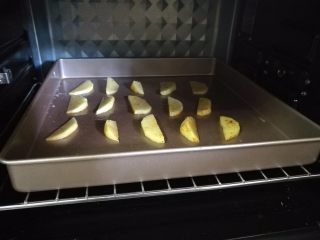 4、培根薯角薄底披萨,把马铃薯放入烤箱150°烤10分钟左右取出放凉。