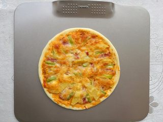 10、培根薯角薄底披萨,烤好的披萨取出。