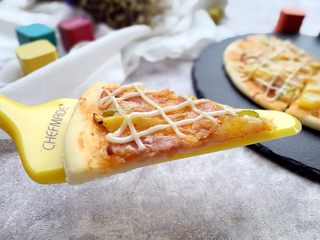 12、培根薯角薄底披萨,趁热切开食用即可。