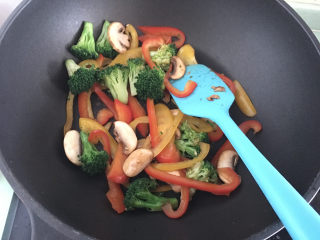 4、大虾披萨,八成熟就可以，炒好后备用。