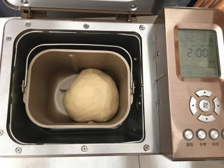 5、大虾披萨,48分钟后面团发好就可以拿出来。