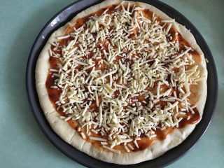 12、大虾披萨,烤好后取出饼，表面刷一层披萨酱，撒上马苏里拉芝士碎。