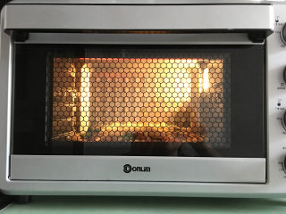 16、大虾披萨,放入提前预热的烤箱中进行烘烤，温度为上管190度，下管170度。