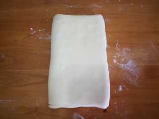 9、丹麦手撕吐司,完成第二次四折后盖上保鲜膜继续冷藏松弛