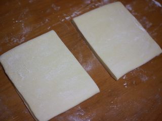 11、丹麦手撕吐司,因为我们要做两个吐司，所以将面片一切为二