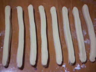 12、丹麦手撕吐司,第一份面片切成0.5cm宽一条