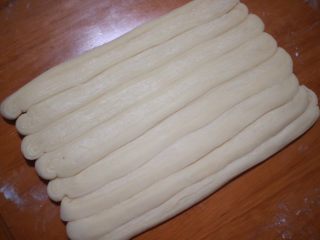 13、丹麦手撕吐司,然后将层次朝上稍许压扁，每条稍许重叠摆放在一起，再压紧一下