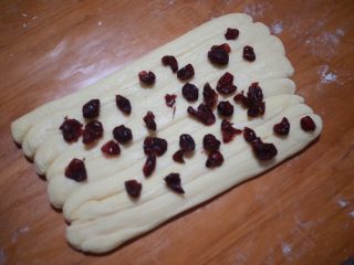 14、丹麦手撕吐司,撒少许蔓越莓干