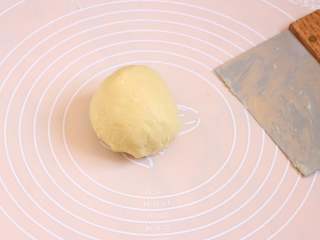 4、酥皮泡芙,推压全部混合物后,再集中起来,重复三次混合成团。