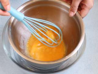 8、酥皮泡芙,鸡蛋打入盆中打散,盆隔热水放在容器中保温50度。