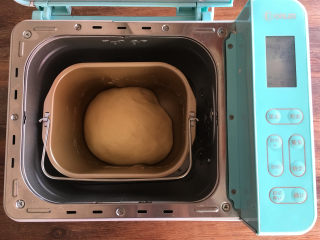 4、面包机版黑钻吐司,30分钟后面团发酵至2倍大左右。