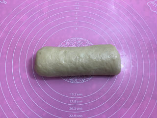 6、面包机版黑钻吐司,由上向下卷起，收口处捏紧，压在下方。