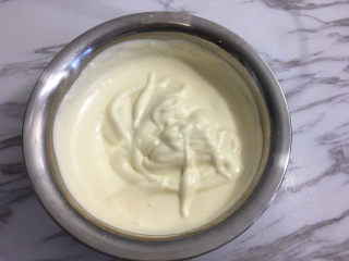 11、面包机版黑钻吐司,鸡蛋打发至提起打蛋器蛋液缓慢滴下，蛋液在盆中画的痕迹明显，不马上消失。