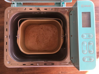 19、面包机版黑钻吐司,将装好蛋糕糊的面包移入面包机内，选择面包自带的烘烤功能进行烘烤。