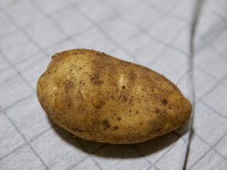 1、土豆虾球,准备一个新鲜的土豆