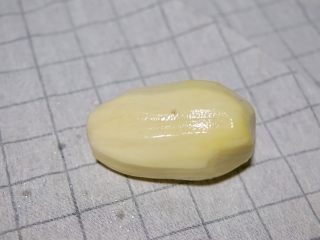 2、土豆虾球,洗干净把皮去掉