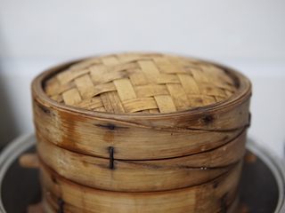 5、土豆虾球,盖盖蒸20分钟左右