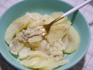 8、土豆虾球,用勺子压成泥