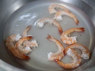 12、土豆虾球,水沸后烫到变色马上捞出