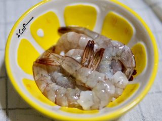 10、土豆虾球,鲜虾洗干净，去虾线，把壳也去掉，留虾尾一点点比较好看