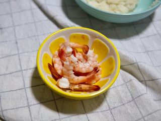 13、土豆虾球,用厨房纸吸干一下水分备用