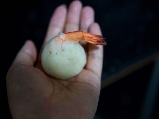 16、土豆虾球,捏成球球