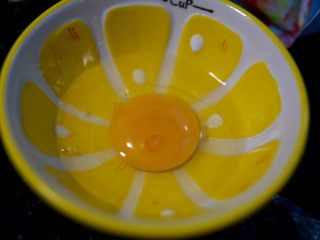 18、土豆虾球,鸡蛋磕入碗中