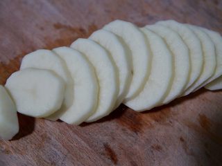 3、土豆虾球,切成薄片